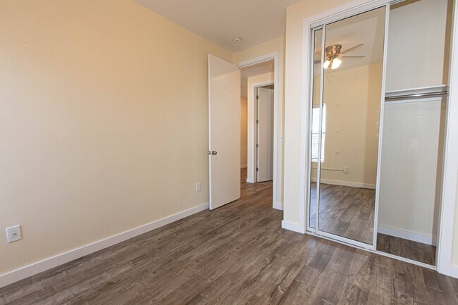 Building Photo - 303 W 59th Pl