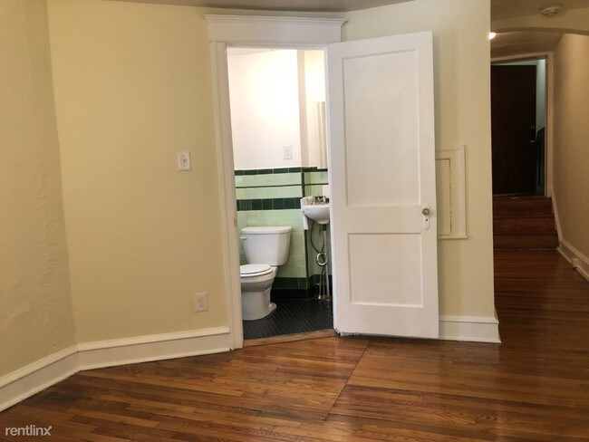 Building Photo - 1 br, 1 bath Apartment - 737 Spruce St Apt 2R