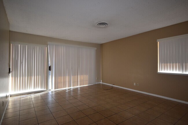 Foto del edificio - Cozy single story condo close to the commu...