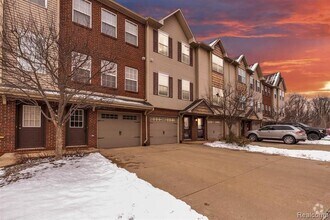 Building Photo - 2205 Knotty Pine Tr