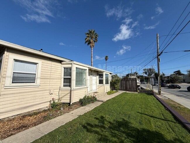 Building Photo - 21625 E Cliff Dr