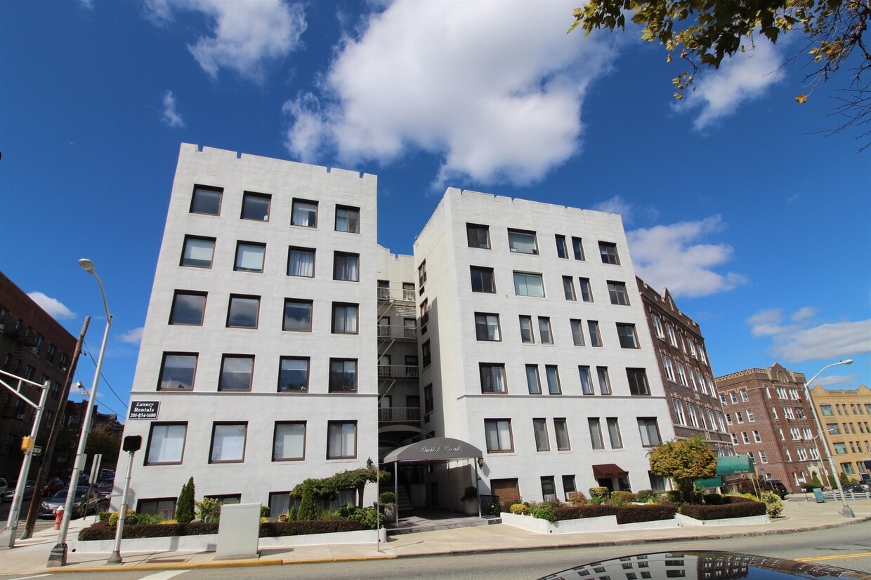 6305 Boulevard E Unit C2, West New York, NJ 07093 Room for Rent in