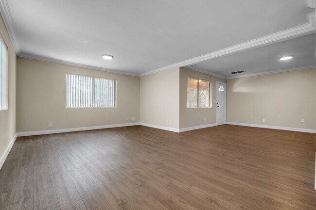 Foto del edificio - Spacious 3 Bed / 2 Bath apartment with parking & in-unit laundry!