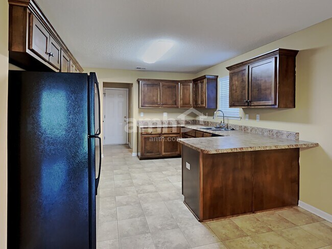 Building Photo - 3233 Peachtree Dr