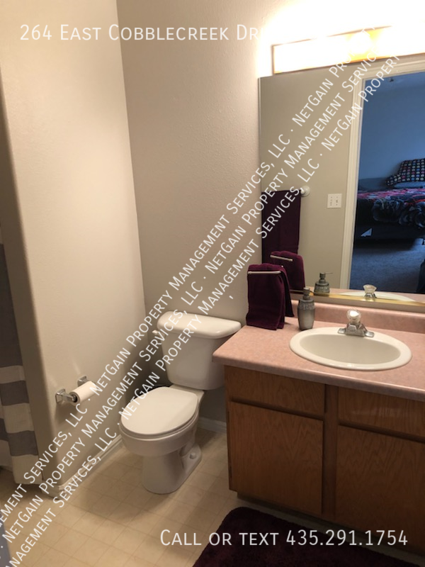 Building Photo - 3 Bedroom Townhome