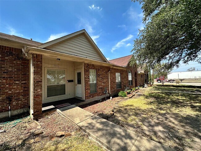 Building Photo - 2406 Shenandoah Dr
