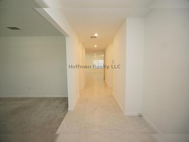 Foto del edificio - Modern 4-Bedroom Home in Summers Cay