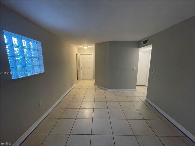 Building Photo - 3 br, 2 bath House - 1240 SE 31st Ct # 106-32