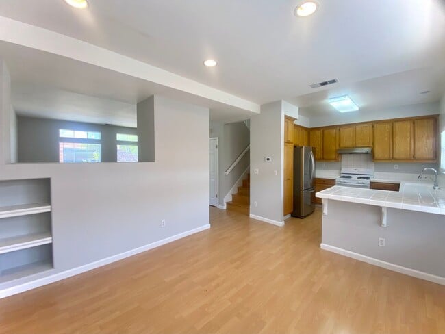 Building Photo - 2-Bedroom + Loft Condo for rent! Downtown ...