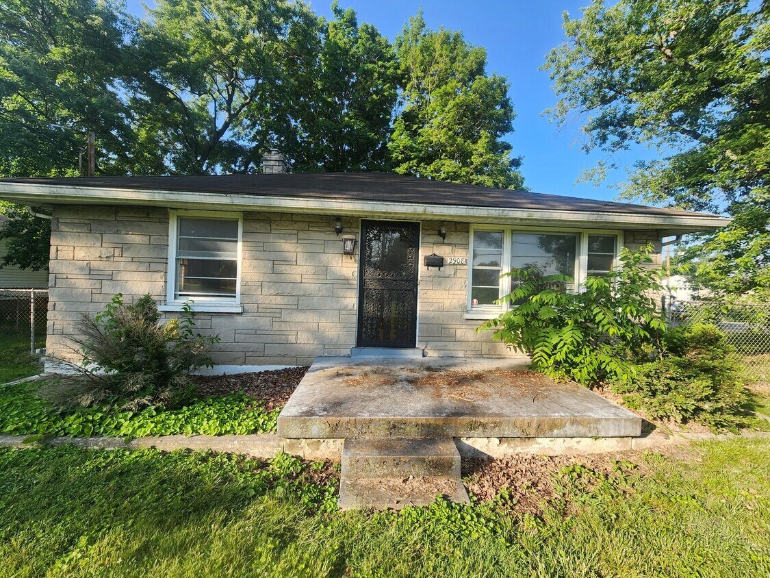 Foto principal - Charming 2 bedroom 1 bath with large rooms...