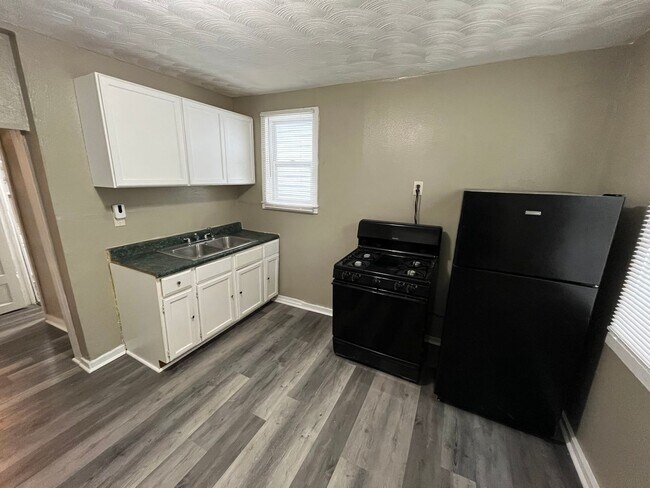 Building Photo - Renovated 3 bedroom Home Coming Available ...