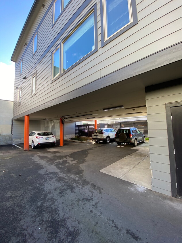 Estacionamiento cerrado fuera de la calle - Steele Apartments