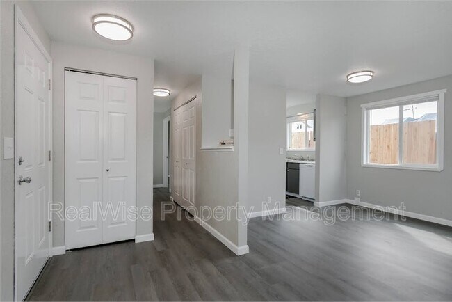 Building Photo - 924 S Comstock Rd