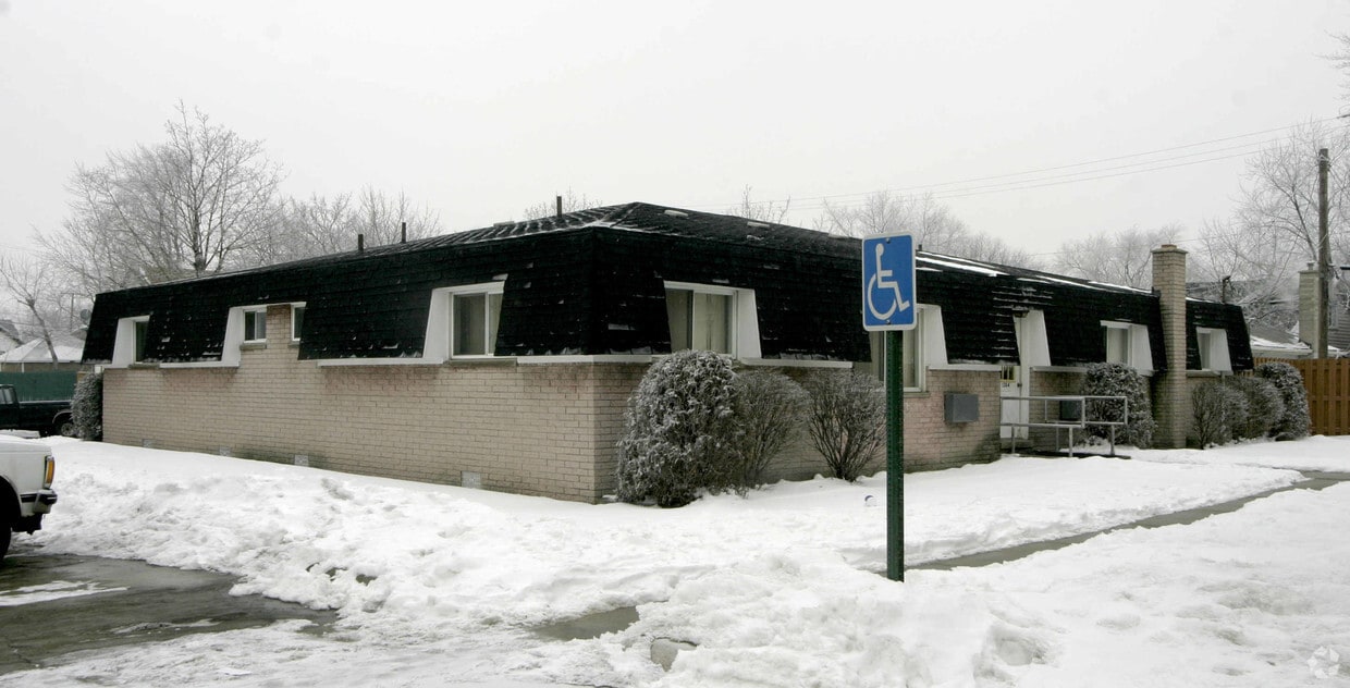 Building Photo - 1303 Montie Rd