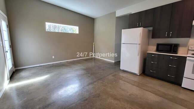 Foto del edificio - Unique 2 BD | 1 BA Home - SE Portland