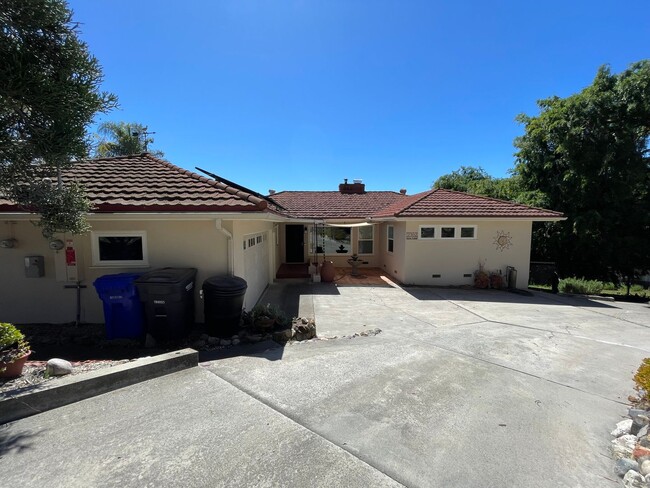 Building Photo - Enjoy the Farm Style Living in The Hills o...