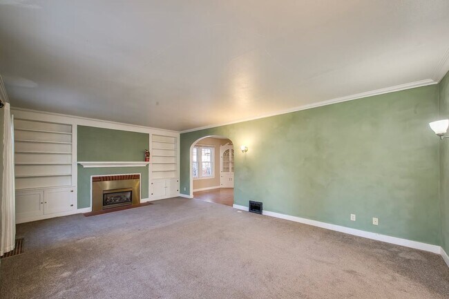 Building Photo - Charming 3-Bedroom Home with Spacious Base...