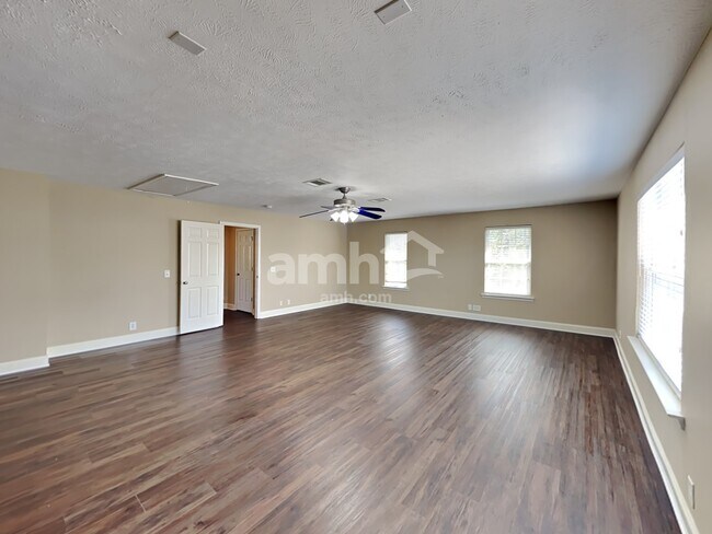 Building Photo - 347 Titans Cir