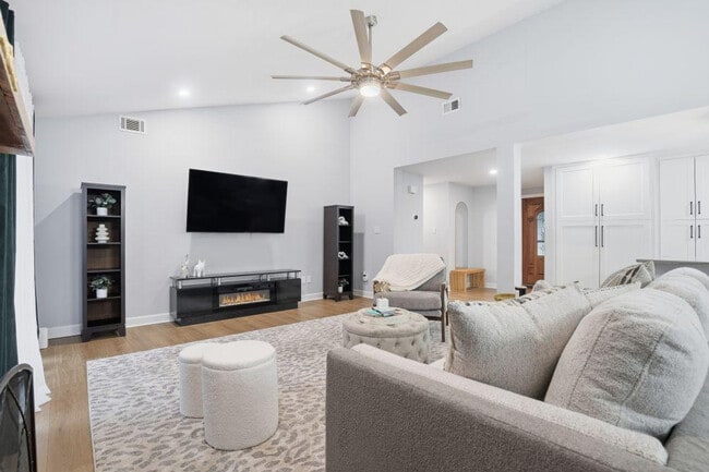 Foto del edificio - 7417 Shadowlake Dr