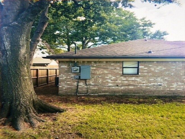 Foto del edificio - 12803 Cloverwood Dr