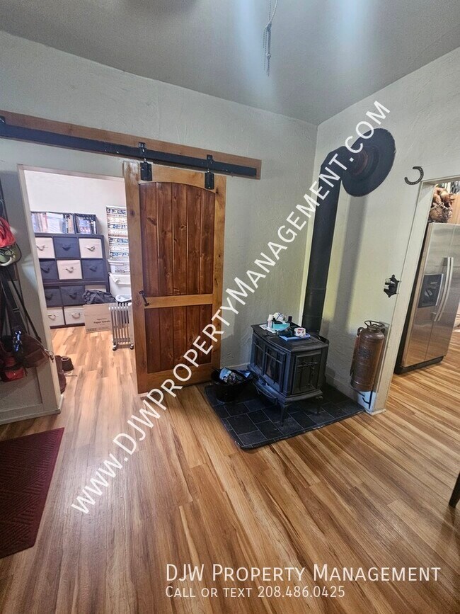 Foto del edificio - 307 W 3rd St