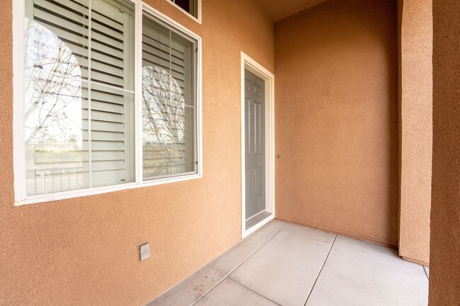 Foto del edificio - CORNER TOWNHOME IN MISSION GARDENS WALK-UP...