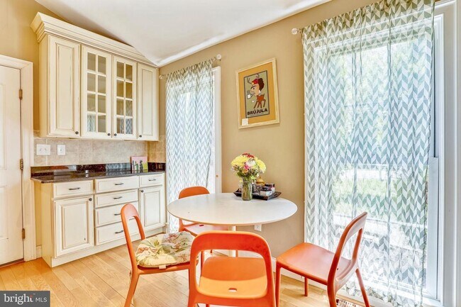 Foto del edificio - Renovated 6 bedroom/3.5 bath home in Winston Churchill school district.