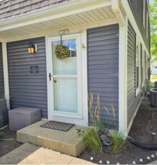 Foto del edificio - 319 Farmingdale Cir