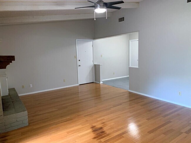 Building Photo - 9222 Meadow Vale