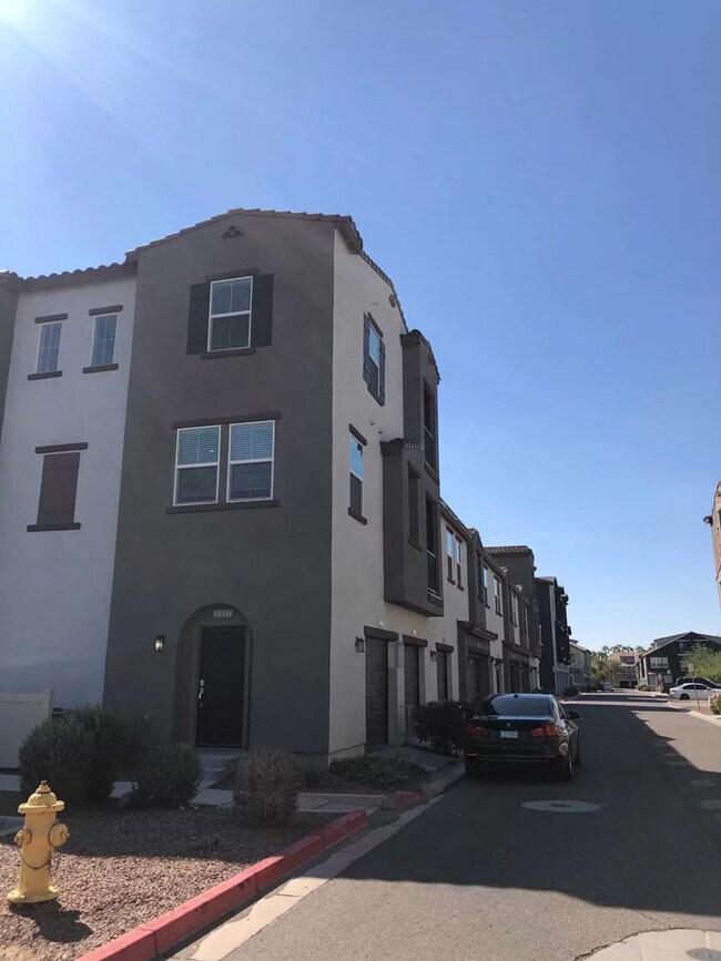 Foto del edificio - 2337 E Huntington Dr