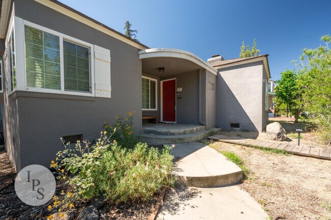 Foto del edificio - Beautifully Updated Fresno High Home - Walkable to Gazebo Gardens, 3BR/1BA, Partially Furnished