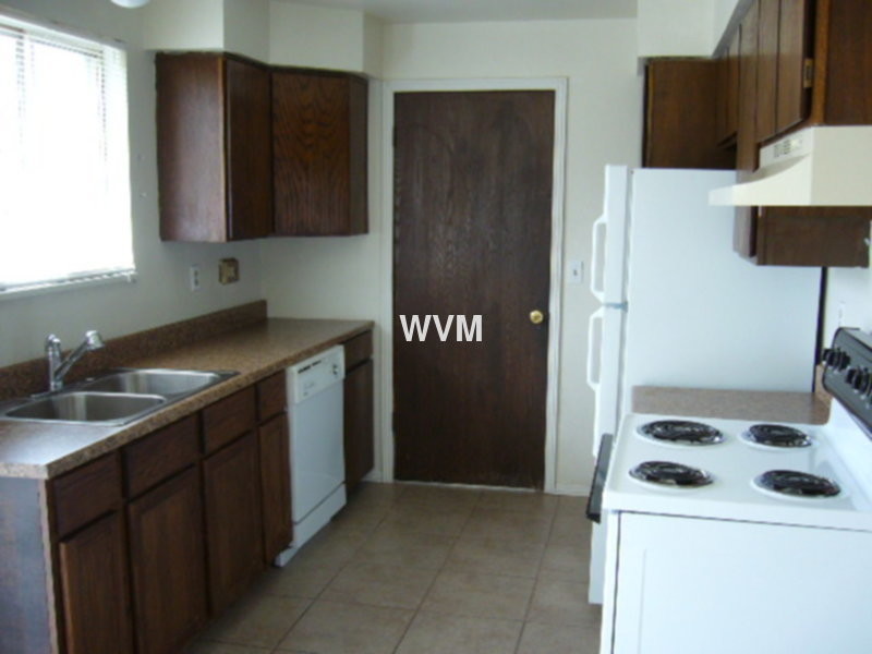Building Photo - Woodrim Tri Level