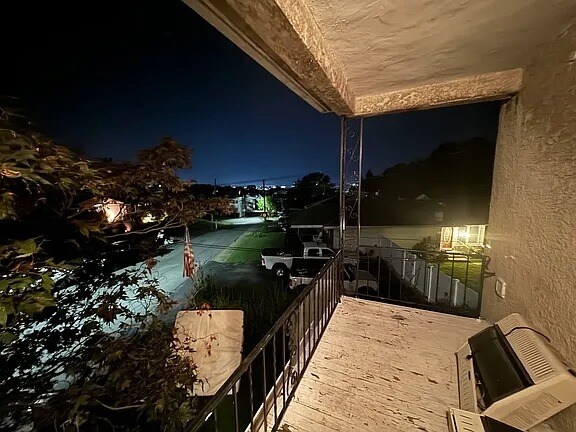 Vista de la ciudad de noche - 419 Corner St