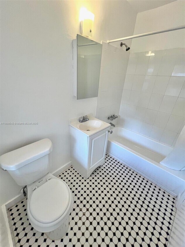 Foto del edificio - 700 NE 85th St