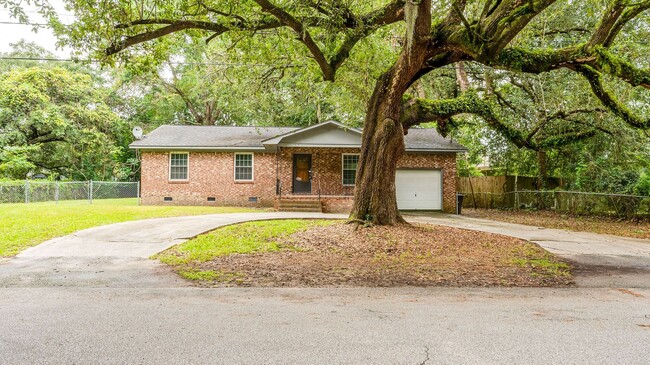 Building Photo - 3 Bedroom 1.5 Bath House in Hobcaw Point - Mount Pleasant