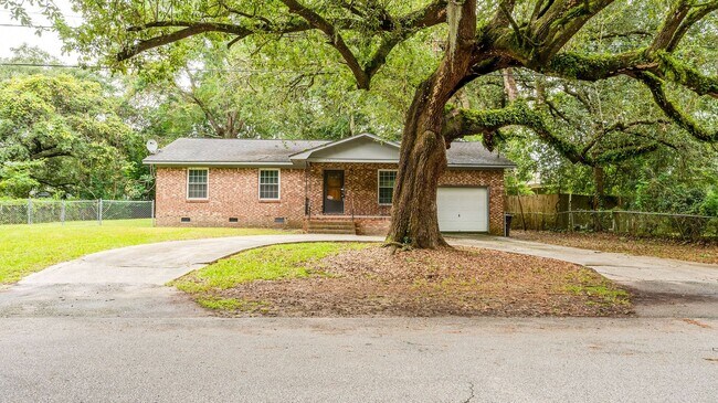 Foto del edificio - 3 Bedroom 1.5 Bath House in Hobcaw Point - Mount Pleasant
