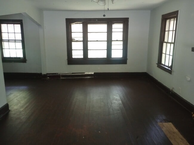 Building Photo - 3 Bedroom 1 Bathroom