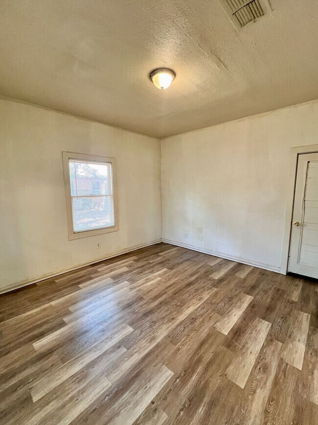 Foto del edificio - Available NOW!