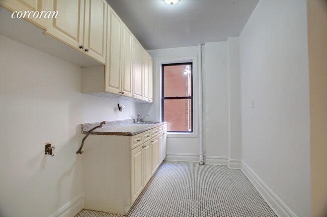 Building Photo - 565 W 169th St