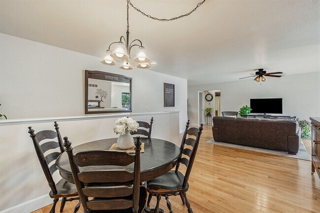 Foto del edificio - Gorgeous 6 Bedroom/3.5 Bathroom Home!