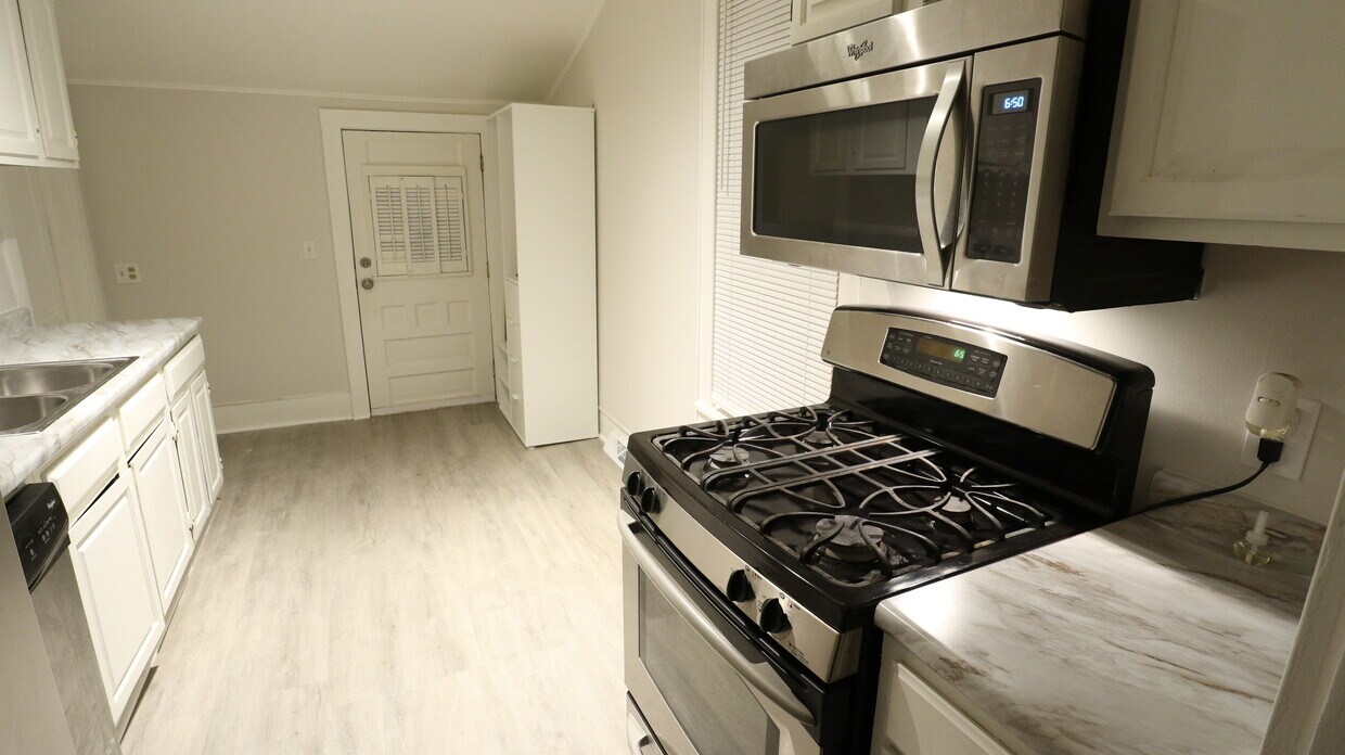 355 S Rocky River Dr, Berea, OH 44017 Townhouse for Rent in Berea, OH