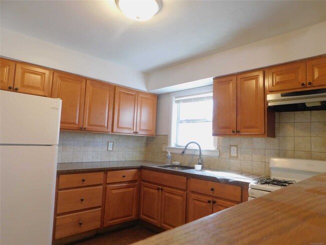 Building Photo - 377 Beachview St
