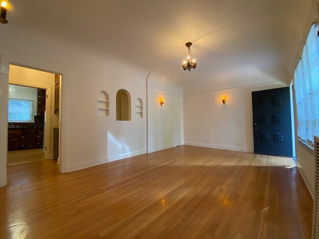 Building Photo - 1624 N Serrano Ave