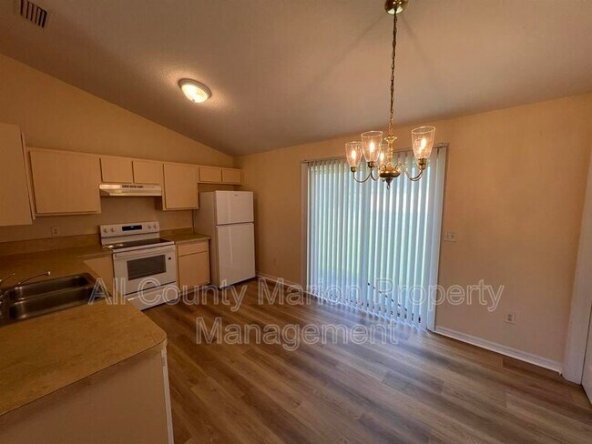 Foto del edificio - 520 Marion Oaks Ln
