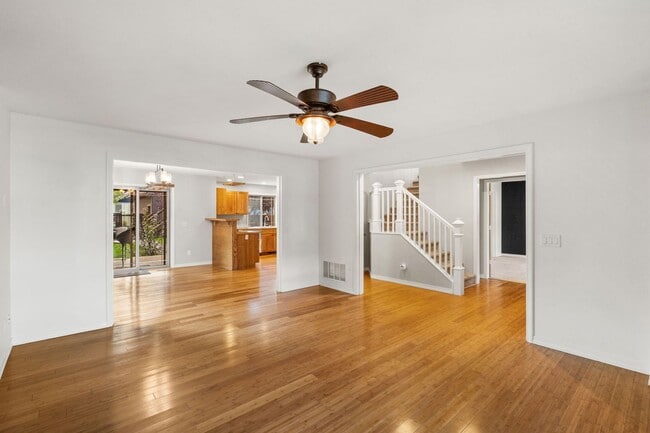 Building Photo - Spacious 3-Bedroom Home in Sought-After Valley West