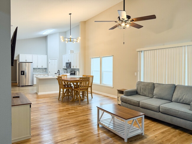 Building Photo - 515 Old Spanish Trail