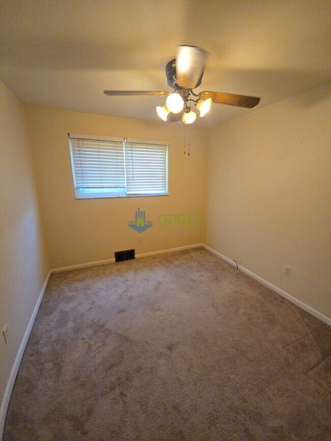 Foto del edificio - Charming 3-Bedroom Pittsburgh Home with Fireplace, Balcony & Garage Parking