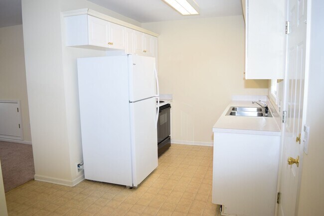 Foto del edificio - $1,150 | 2BR/1.5BA End Unit Townhouse – Sp...