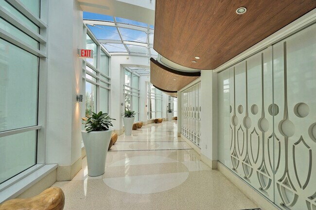 Building Photo - 4441 Collins Ave