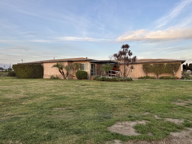 Building Photo - 13051 Baker Ave